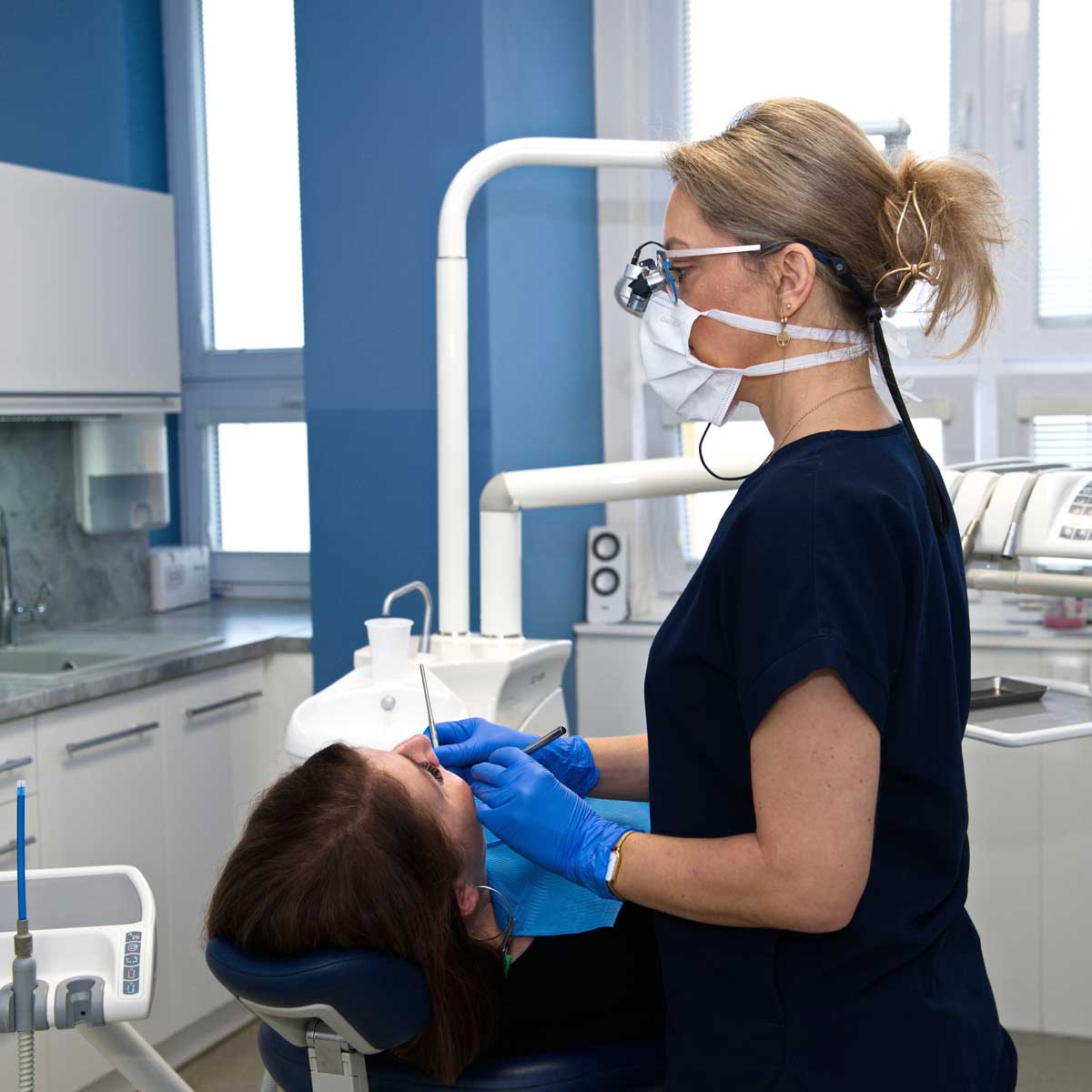 zubařka a její pacientka během ústní vyšetření