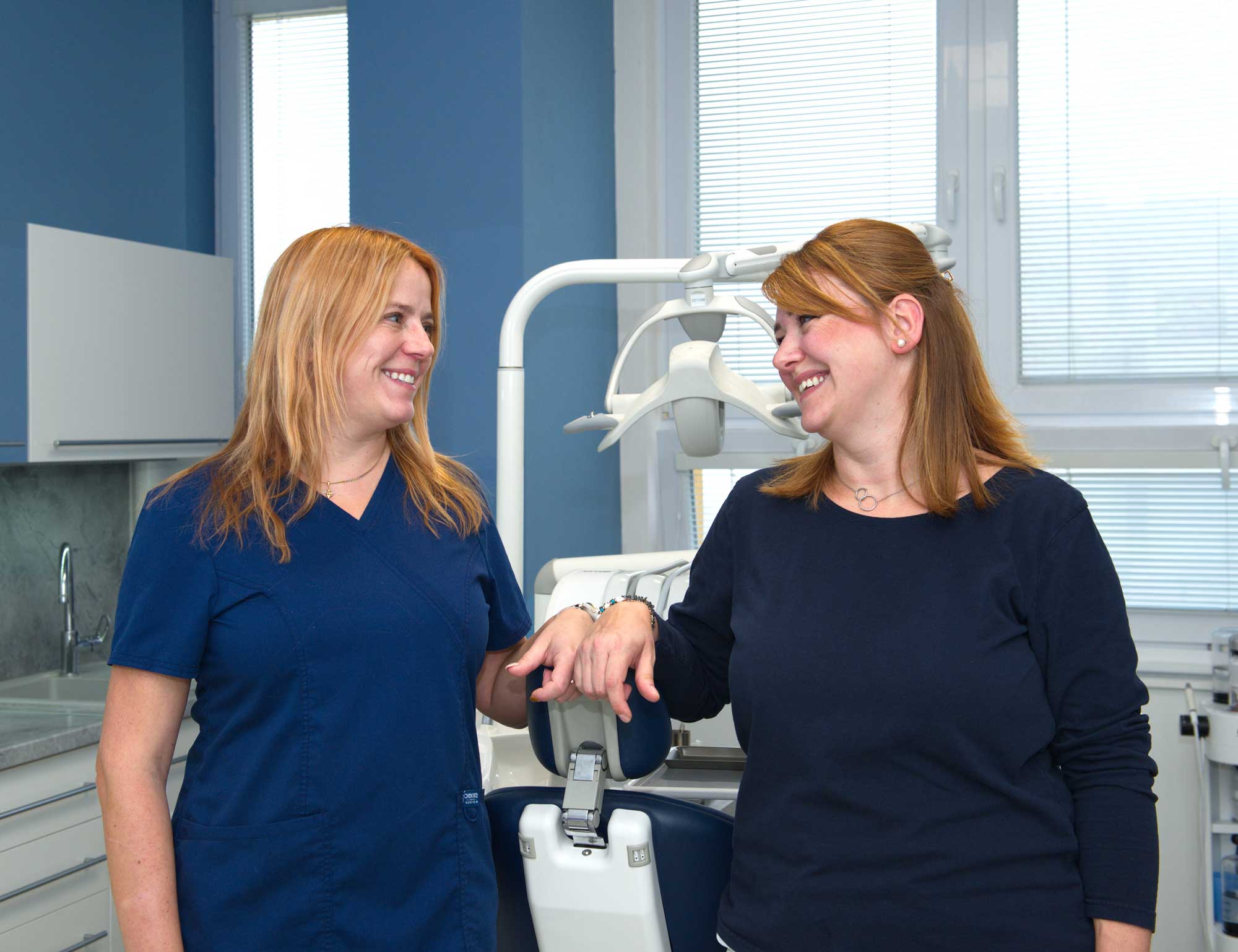 Členky týmu v moderní stomatologické ordinaci.