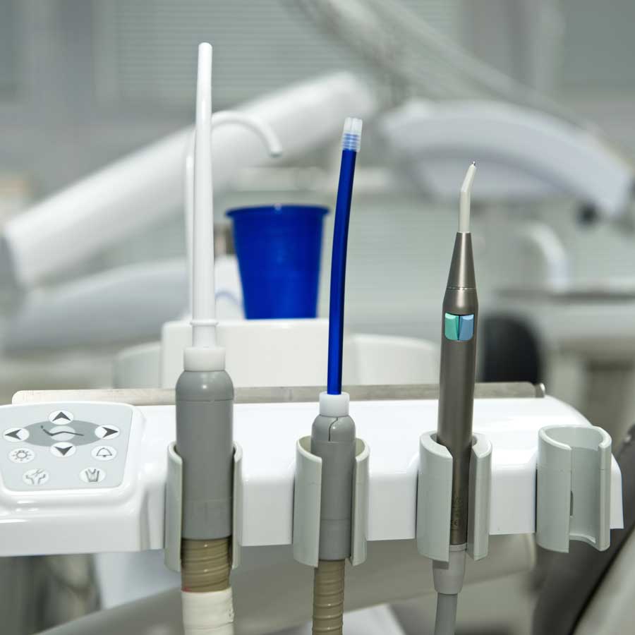 Zubní nástroje na držáku stomatologické soupravy