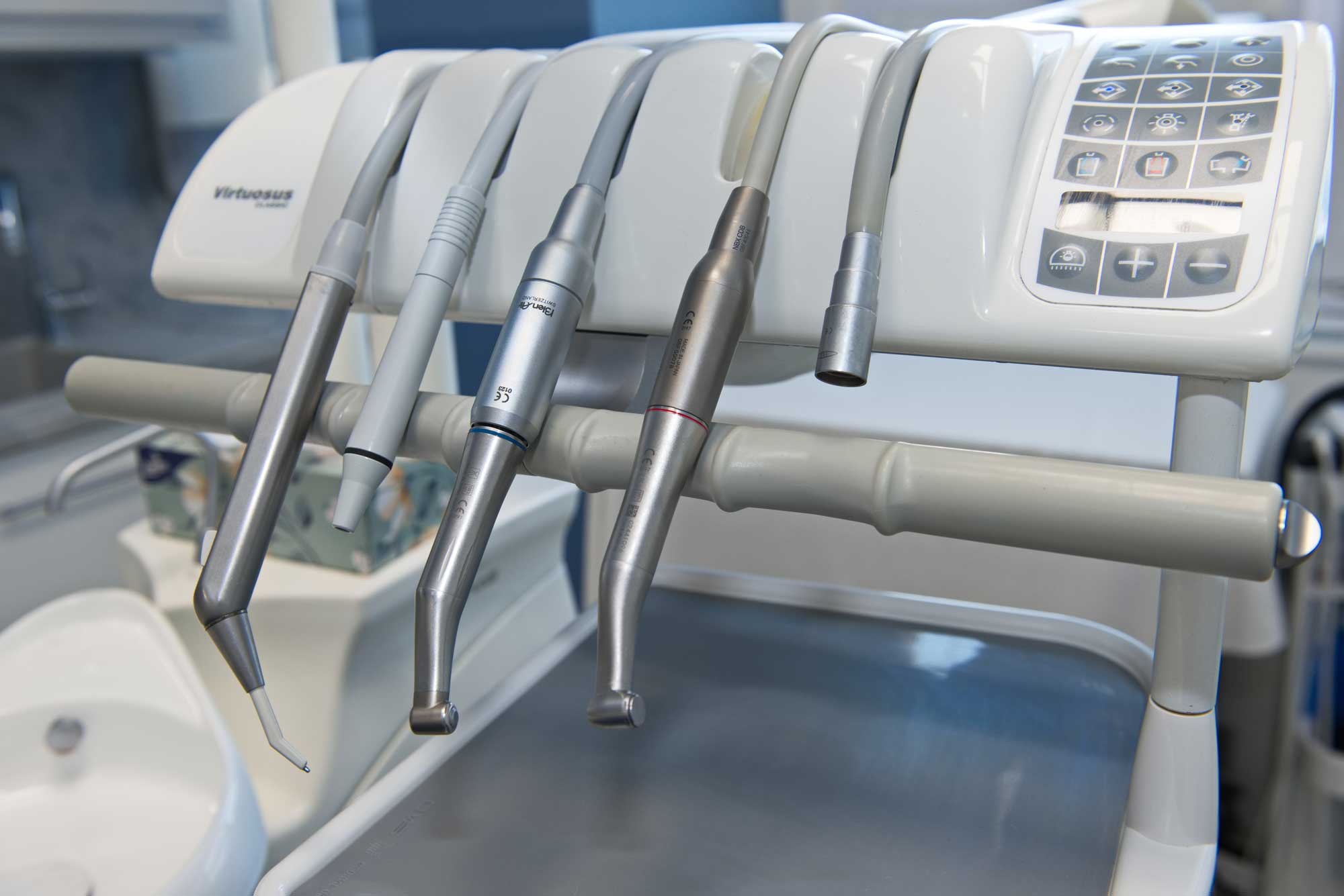 Zubn&#x00ED;&#x20;n&#x00E1;stroje&#x20;na&#x20;stomatologick&#x00E9;m&#x20;p&#x0159;&#x00ED;stroji&#x20;v&#x20;ordinaci.