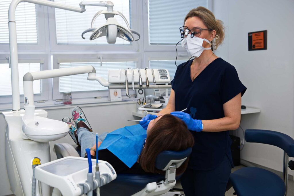 Pacientka podstupuje zubní vyšetření u lékařky.