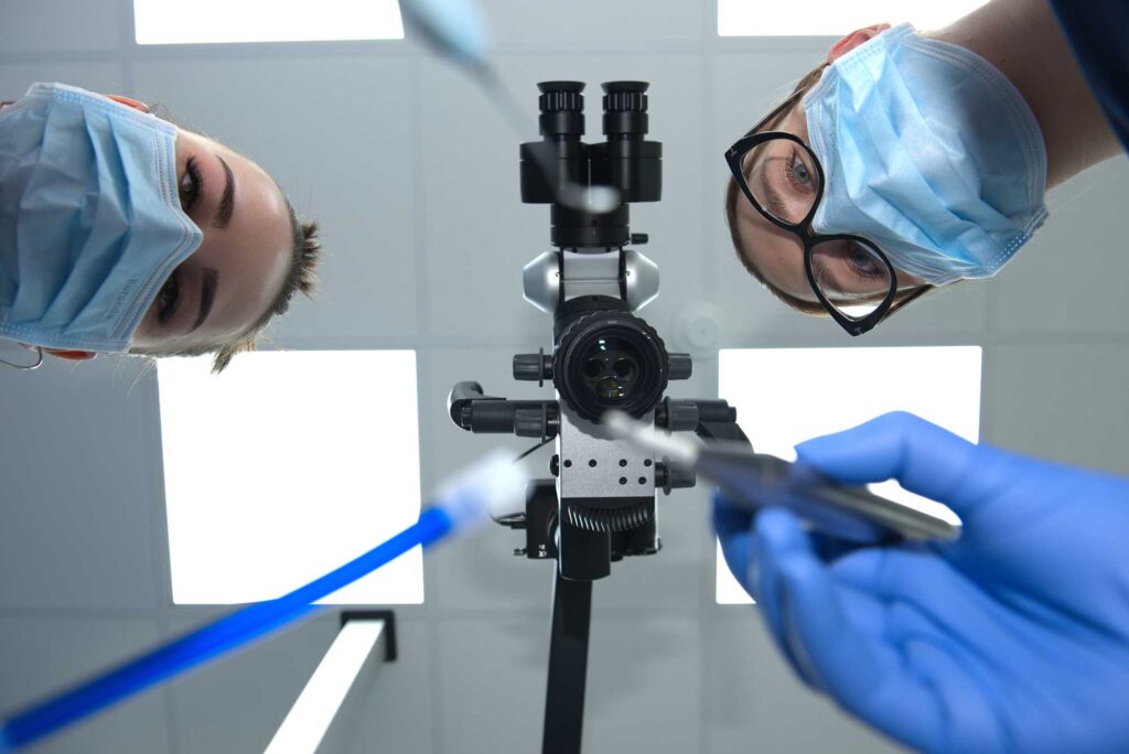 Pohled pacienta na zubní lékařky s mikroskopem.