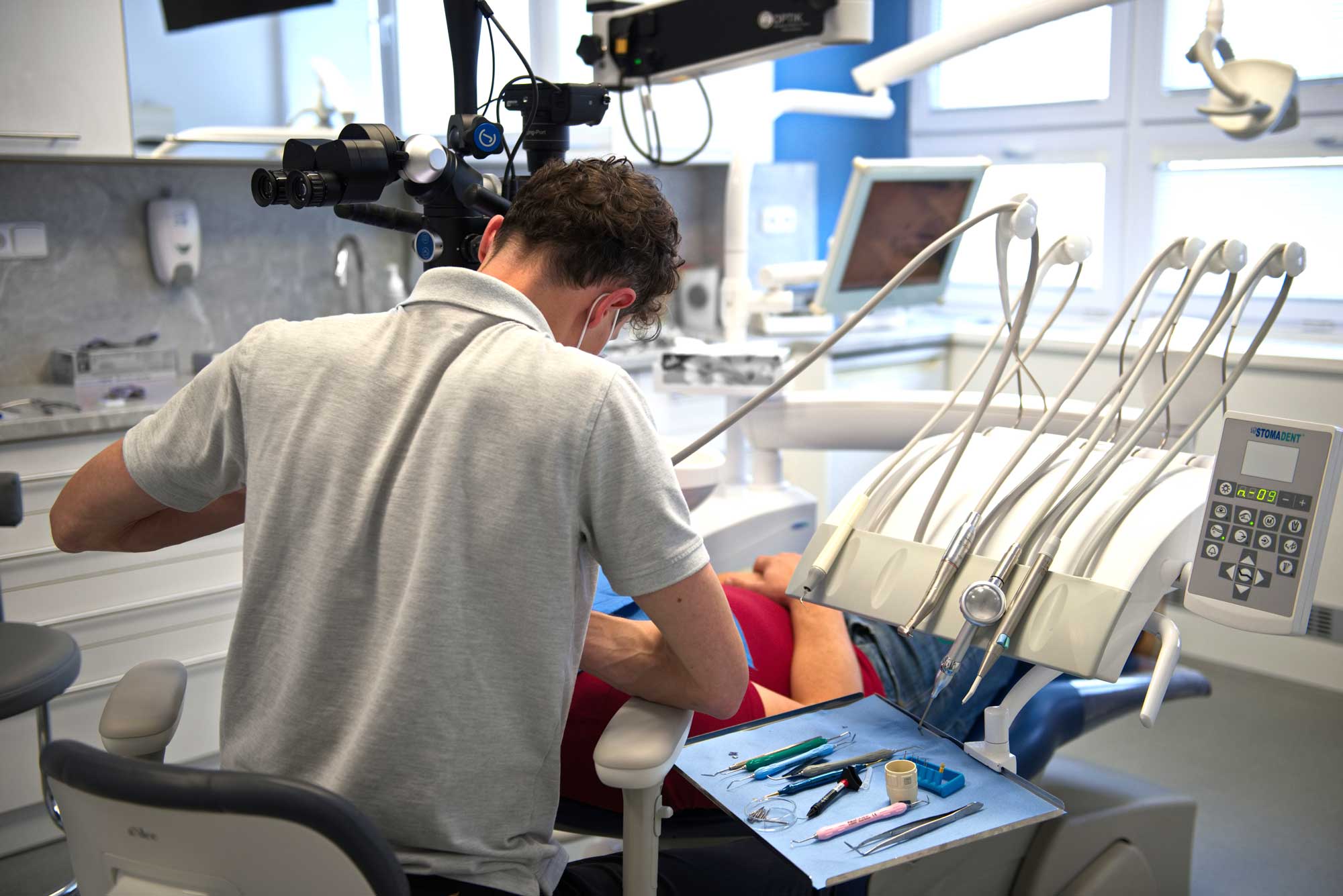 Stomatologick&#x00FD;&#x20;z&#x00E1;krok&#x20;s&#x20;pou&#x017E;it&#x00ED;m&#x20;mikroskopu&#x20;a&#x20;n&#x00E1;stroj&#x016F;.