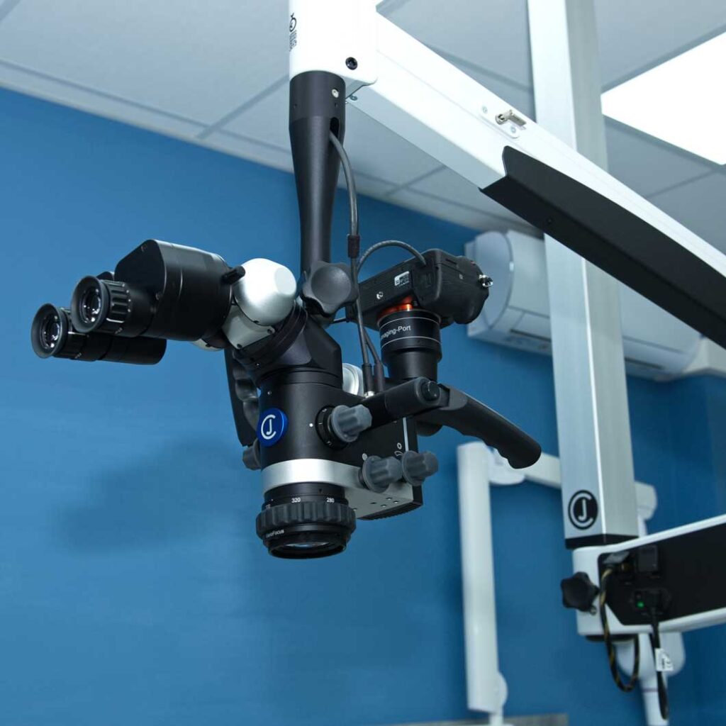 Zubní operační mikroskop v ordinaci.