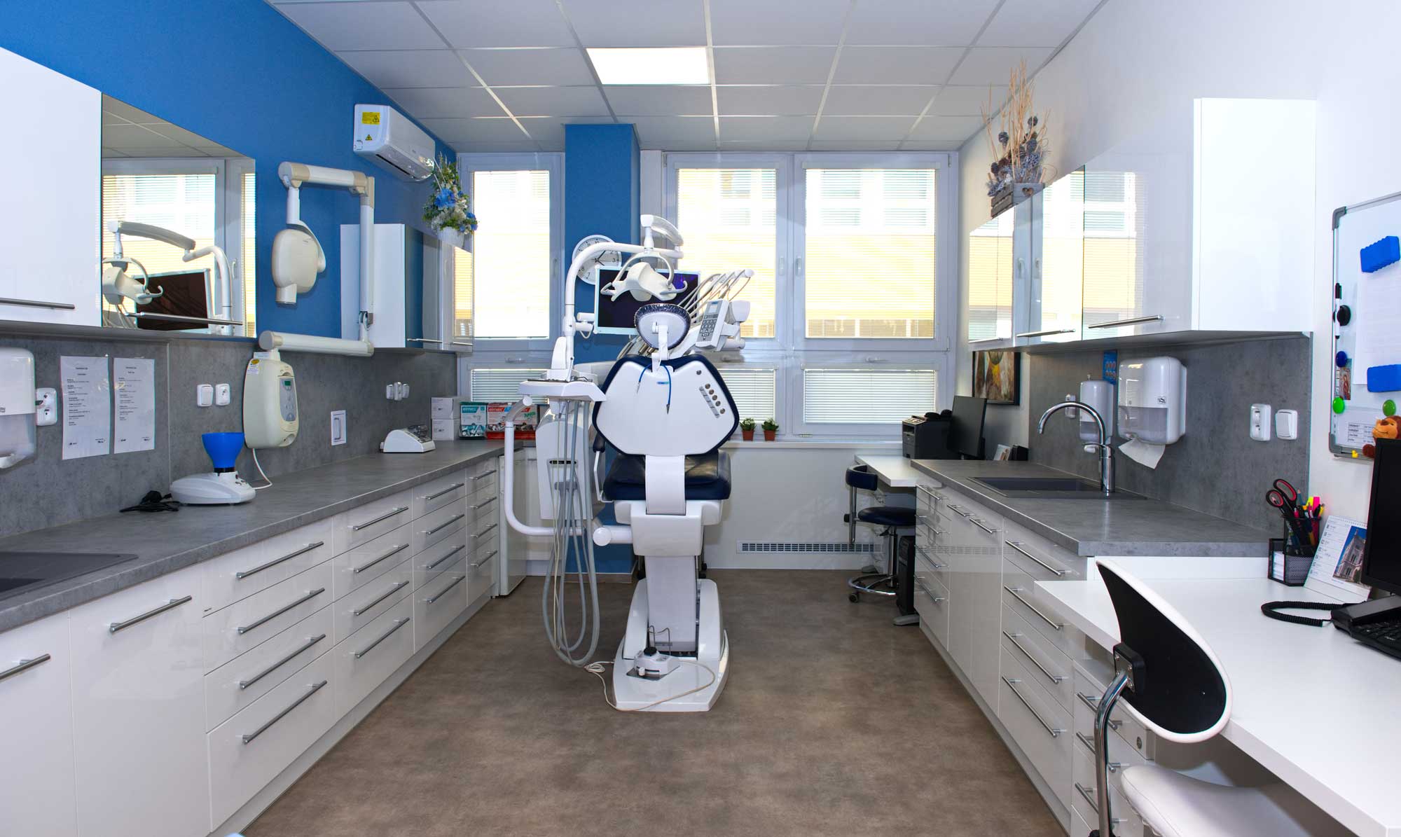 Modern&#x00ED;&#x20;zubn&#x00ED;&#x20;ordinace&#x20;s&#x20;vybaven&#x00FD;m&#x20;k&#x0159;eslem